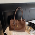 Vintage dark brown tote bag in matte faux leather with a golden lock and pendant - Brown with Pendant