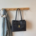 Grand sac cabas vintage en similicuir noir avec boucle dorée et texture mate chic - Noir sans Pendentif