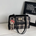 Plaid Boston Schultertasche in Blau und Braun mit einem Plüschbär-Anhänger für Damen - Mit Anhänger / Schwarz