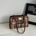 Retro Canvas-Tragetasche mit braun-weißem Karomuster, Ledergriffen und Bärenanhänger - Mit Anhänger / Kaffeebraun