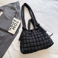 Borsa tote nera trapuntata con trama a griglia imbottita e tracolle versatili da donna - Nero
