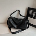 Primer plano de la textura de cuero PU negro con grano de lichi en bolso cilíndrico - Negro