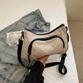 Beige nylon crossbodytas met zwarte riemen en casual vintage borduursel voor dames - Broken Wit