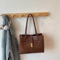 Sac cabas marron foncé en simili cuir avec texture vintage et fermoir doré en métal - Brun Sans Pendentif