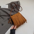 Braune Fransen-Beuteltasche mit Sternnieten und Perlenquaste im Boho-Retro-Stil - Mit Anhänger / Braun