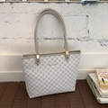 Detalle del bolso tote beige con diseño geométrico y herrajes dorados en madera - Gris Beige