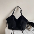 Minimalistische schwarze Shopper-Tasche aus Wildlederimitat mit Kordelzug und Silberperlen - Schwarz