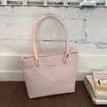Detalle de bolso tote de piel sintética rosa con monograma geométrico y herrajes dorados - Rosa