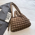 Borsa tote trapuntata marrone scuro con trama a pieghe e design molto capiente - Marrone