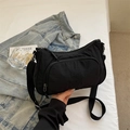 Zwarte nylon halve maan crossbodytas met borduursel en verstelbare brede schouderband - Zwart