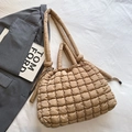 Borsa tote trapuntata kaki minimalista con motivo a quadri e chiusura a coulisse - Cachi