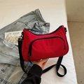 Felrode crossbodytas van waterbestendig nylon met een verstelbare zwarte schouderriem - Rood