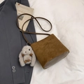 Sac seau en daim marron avec motif léopard, breloque lapin et bandoulière fine - Marron avec pendentif