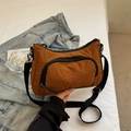 Minimalistische bruine nylon crossbodytas met BIFW-print en brede zwarte schouderband - Bruin
