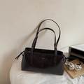 Detalle del bolso tote marrón oscuro mate con correas ajustables y cordón decorativo - Marrón