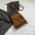 Dunkelbraune Wildleder Umhängetasche mit goldenen Sternen-Nieten und Fransen-Details - Ohne Anhänger / Braun