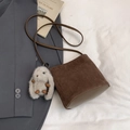 Sac seau en daim mat marron foncé avec bandoulière en cuir et pendentif lapin en peluche - Café avec Pendentif