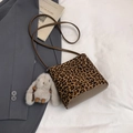 Sac à épaule imprimé léopard avec pendentif lapin en peluche et bandoulière marron chic - Imprimé Léopard Avec Charme