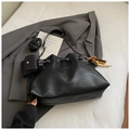 Schwarze Beuteltasche aus Leder mit Kettenzug und böhmischem Perlen-Accessoire - Mit Anhänger-Stil / Schwarz