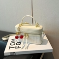 Cremeweiße Box-Tasche aus Leder und Tweed mit rotem Kirsch-Anhänger und Goldteilen - Weiß mit Anhänger
