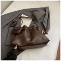 Dunkelbraune Beuteltasche aus Leder mit Falten-Optik, Kettengurt und kleiner Tasche - Mit Anhänger-Stil / Braun