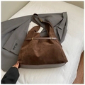 Borsa hobo marrone scuro opaca con fibbia dorata su un blazer grigio elegante - Marrone