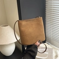 Sac seau minimaliste en daim marron mat avec une bandoulière fine et élégante - Brun Sans Pendentif
