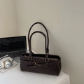 Detailansicht der dunkelbraunen Vintage-Leder-Schultertasche mit Metall-Hakenverschluss - Braun