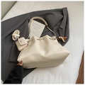 Schicke cremeweiße Beuteltasche mit Kettendetails und passendem Münzfach aus Leder - Mit Anhänger-Stil / Weiß