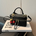 Schwarze Tweed-Ledertasche mit Doppelreißverschluss und rotem Kirsch-Anhänger - Schwarz mit Anhänger