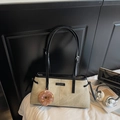 Minimalistische lichtbruine handtas met zwarte handvaten en pluche donut-hanger - Beige & Zwart (Met Hanger)