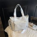 Vue détaillée du sac fourre-tout en nylon blanc avec poches zippées et larges sangles - Blanc