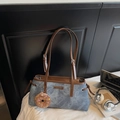 Blauwe handtas met denimtextuur met bruine lederen biezen en schattige donut plush hanger - Blauw (Met Hanger)
