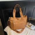 Grand sac cabas en nylon caramel avec plusieurs poches et une bandoulière réglable - Marron