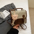 Detalle de mochila de lona vintage con acabados en cuero y colgante de osito - Beige y Marrón