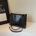 Borsa tote nera minimalista con trapuntatura a V e un'elegante tracolla a catena nera - Nero