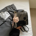 Detalle de mochila retro taupe con acabados de cuero y un colgante de oso de peluche - Negro