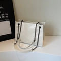 Piccola borsa a tracolla trapuntata beige chic con catena elegante e cuciture a onde - Bianco