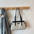 Borsa a spalla grigia effetto pietra con cinturini in pelle nera e logo in metallo - Beige & Black