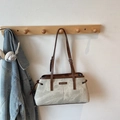 Borsa tote grigio-verde chiaro con manici marroni e finiture a contrasto in scena - Beige & Brown