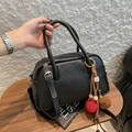 Schwarze Boston-Handtasche aus strukturiertem Kunstleder mit Bommel und abnehmbarem Gurt - Schwarz Mit Anhänger