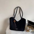 Minimalistische schwarze matte Tragetasche mit Perlenquasten-Anhänger und Label - Schwarz