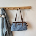 Borsa tote in denim blu con spalline in pelle marrone e coulisse laterali regolabili - Blu (Senza Ciondolo)