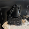 Sac fourre-tout rétro en similicuir noir avec boucles argentées et poches cargo - Noir