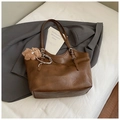 Borsa tote vintage marrone in ecopelle con doppie spalline e simpatico ciondolo a orsetto - Con Ciondolo / Marrone