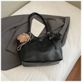 Borsa tote minimalista in pelle PU nera con ciondolo a forma di orsetto di peluche marrone - Con Ciondolo / Nero