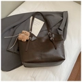 Borsa tote in pelle marrone scuro con ciondolo a forma di orsetto e fibbia argento - Con Ciondolo / Marrone