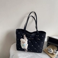 Sac fourre-tout noir matelassé avec motif nœud blanc et breloque ours en peluche - Noir