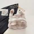 Borsa a spalla chic in pelliccia sintetica beige con catena dorata e sfumatura di lusso - Bianco Sporco