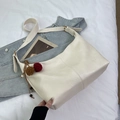 Bolso tote grande blanco crema en cuero PU con un suave colgante de felpa peluda - Beige Con Amuleto
